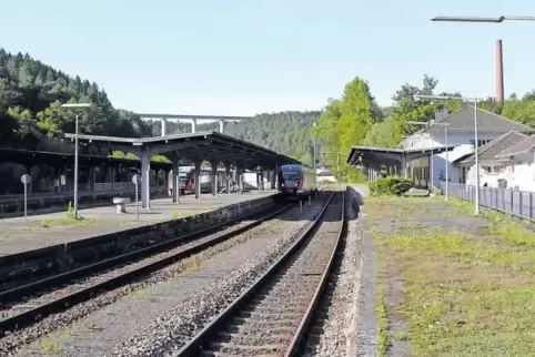 „Landschaft ist mehrere Stunden. Und länger“: Auch den Bahnhalt Pirmasens-Nord besingt, sanft beobachtend, ein Gedicht der aus Z