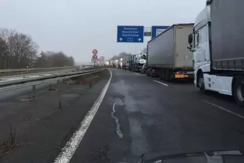 Bei der Einreise nach Deutschland staut sich der Verkehr auf der Autobahn am Grenzübergang „Goldene Bremm“ bei Saarbrücken. Foto