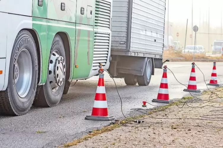 Mit sogenannten Herzschlag-Detektoren auf Pylonen sucht die Polizei nach versteckten Personen in Lastern und Transportern.