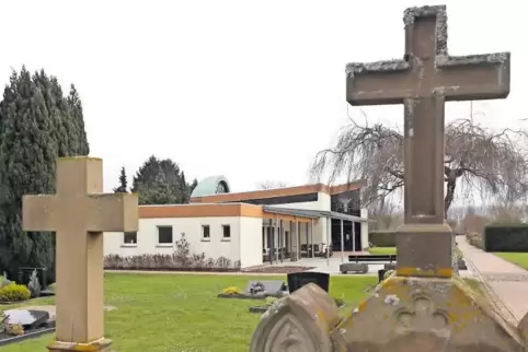 Soll vergrößert werden: Die sanierungsbedürftige Trauerhalle auf dem Friedhof Maximiliansau.