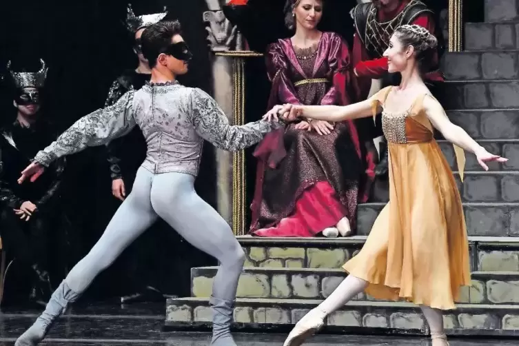 Die erste Begegnung, aus der sich alles entwickelt: Julia (Irina Ganea Mihaiu) tanzt auf dem Fest der Capulets mit Romeo (Adrian