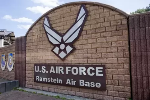 Ein Waldstück am Westtor der Air Base wurde am Mittwochabend von der Polizei nach einer angeblich verdächtigen Person durchkämmt