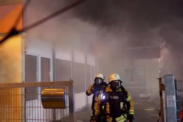 Feuerwehrleute versuchen den Brand in einem Kindergarten zu löschen.  Foto: dpa