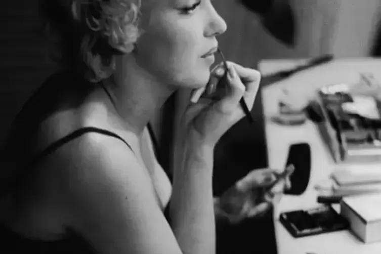Marilyn Monroe schminkt sich, New York, 1955. Originale Schminkutensilien von ihr sind in Speyer zu sehen.