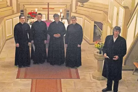 Pfarrer Andreas Echternkamp (re.) hieß die vier Sänger aus Russland, die in traditionellem Mönchshabit auftraten, willkommen.