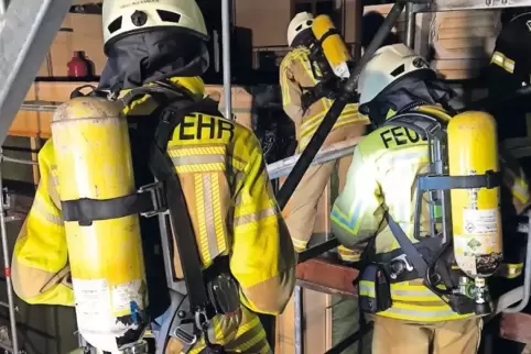 Über das Baugerüst drangen die mit Atemschutzgeräten ausgestatteten Wehrleute zur Brandstelle vor.