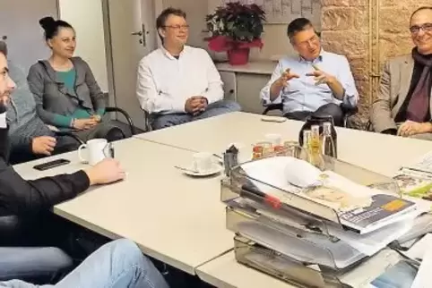 Axel Brecht (Dritter von rechts) und Dietmar Zoller (rechts daneben) im Gespräch mit Redakteuren der RHEINPFALZ-Redaktion in Lan