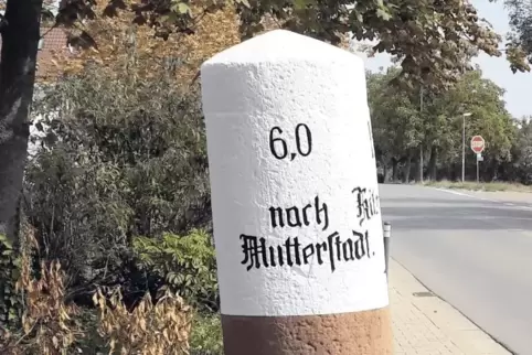 Steht seit langem schief, aber leuchtet in neuem Glanz: der Kilometerstein in Hochdorf.