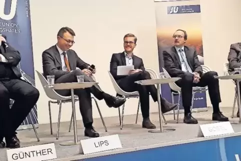 Auf dem Podium (von links): Hans-Friedrich Günther, Daniel Lips, Maximilian Göbel, Peter Mudra und Jürgen Vogel.