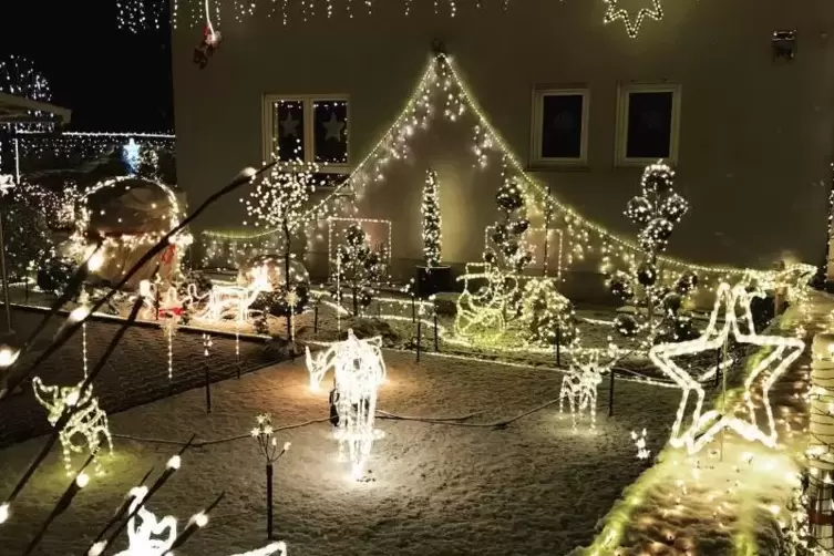 Für seine Weihnachtsbeleuchtung hat Christian Schäfer knapp drei Wochen Arbeitszeit hineingesteckt und über 37.100 LEDs verwende