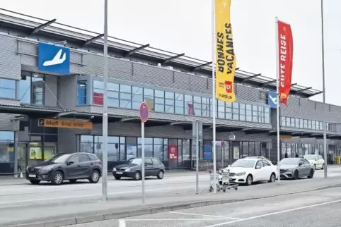 Der Flughafen Saarbrücken – hier das Terminal-Gebäude – bereitet sich auf eine Überprüfung durch die EU-Kommission 2024 vor.