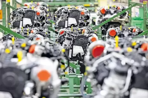 Blick in die Motorenproduktion im Opelwerk Kaiserslautern. Seit Oktober läuft eine neue Fertigungslinie.