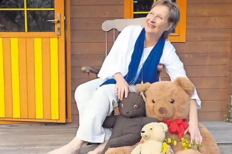 Zum Leben von Gabi Saler gehören drei Teddybären: einer lag in Kindertagen als Geschenk unterm Weihnachtsbaum, einen erhielt sie