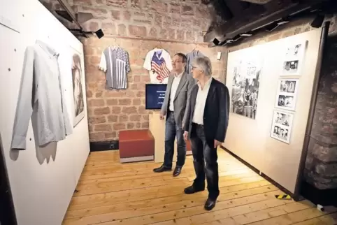 Viel zu sehen: in der Otto-Kern-Ausstellung von links Bernd Klesmann und Hermann Dusch.