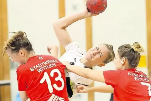 Rechtsprechende Gewalt im Rückraum: SV 64-Spielerin Katharina Koch (beim Wurf gegen Wittlich ) arbeitet als Richterin.
