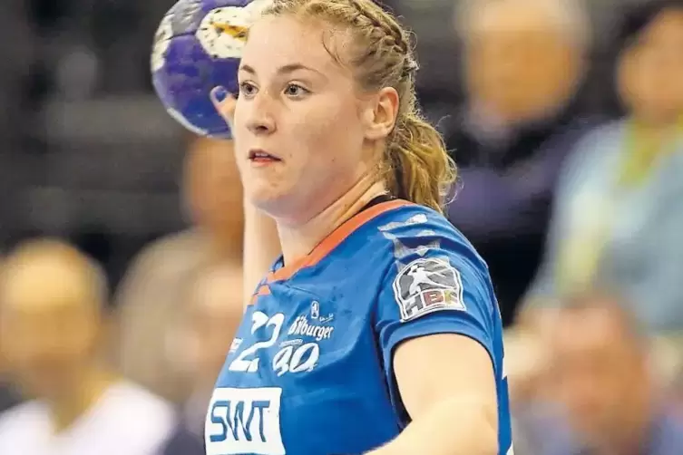 Vollziehende Gewalt im R&uuml;ckraum: Marpingens Joline M&uuml;ller ist Polizei-Kommissarin. Koch und M&uuml;ller spielten beim SV noch zusamme