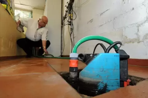 Ohne Pumpe im Keller hätte dieser Mann in Berlin ein großes Problem mit dem Grundwasser. Bewohner von Beindersheim befürchten, d