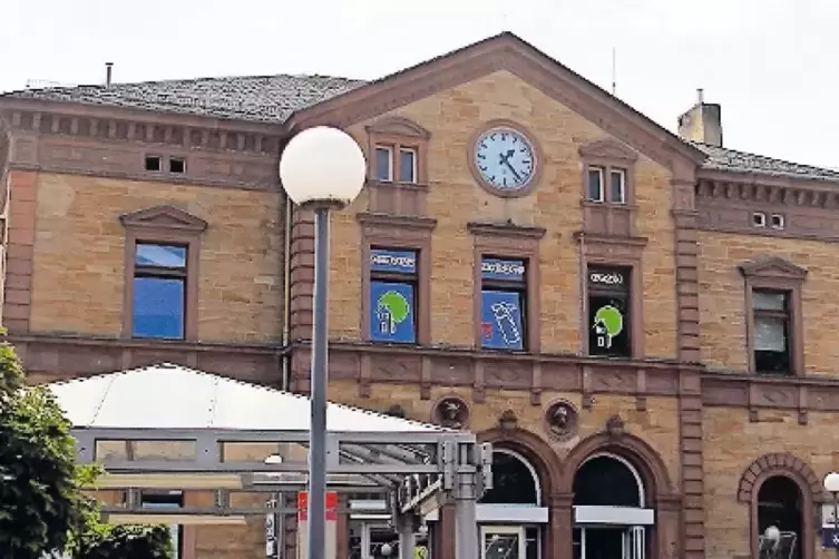 Verkauft: das Bahnhofsgeb&auml;ude &ndash; an die Gewobau.