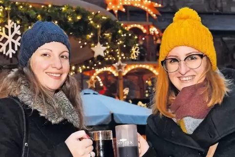 Beim Glühwein-Test: Meike Frank (links) und Jennifer Back.