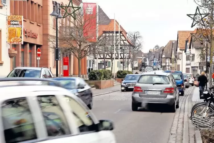 Die Herxheimer Hauptstraße ist stark befahren. Die Gemeinde will nun eine Tempo-30-Zone für die komplette Ortsdurchfahrt.
