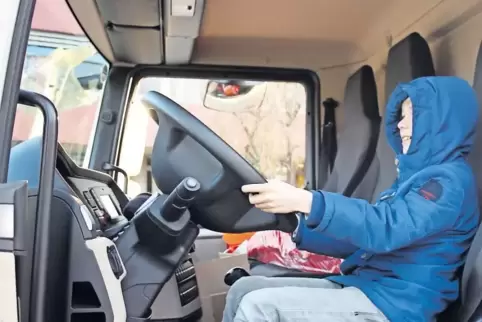 Der neunjährige Maxim erlebt den toten Winkel aus Sicht eines Lkw-Fahrers.