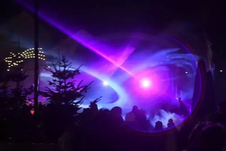 Zur Eröffnung des Weihnachtszaubers auf dem Kirchheimbolander Römerplatz gab es am Freitagabend auch eine Lasershow.  Foto: Step