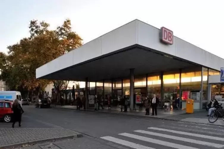 Vom Frankenthaler Hauptbahnhof aus sollten die Busse eigentlich schon ab dem 10. Dezember zum Industriegebiet Am Römig starten. 