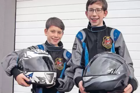 Sie haben allen Grund zur Freude: die beiden Kartfahrer Noah Schläfer (links) und dessen älterer Bruder Kieran.