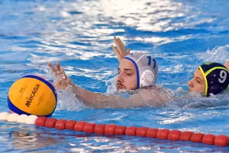 Diesen Samstag gibt’s in Neustadt keine Wasserball-Partie. Foto: Linzmeier-Mehn