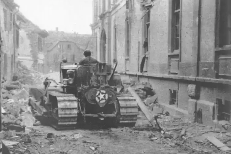 Szene aus dem Jahr 1945 in der Pfalz: ein US-amerikanisches Räumfahrzeug, in diesem Fall in Wachenheim.