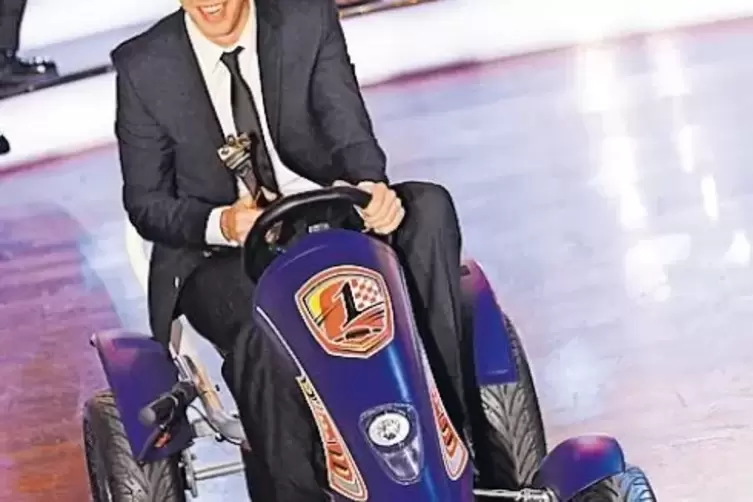 Mal in einem etwas anderen fahrbaren Untersatz unterwegs: Sebastian Vettel, Sportler des Jahres 2010 (links).Bild Mitte oben: An