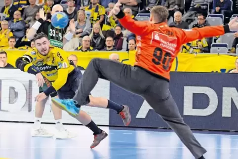 Löwen-Kreisläufer Jannik Kohlbacher (links) erzielt das 11:7 für die Badener. TSV-Torwart Urban Lesjak ist geschlagen.