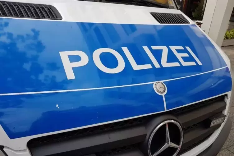 Polizisten fanden den Mann am Bahnhof in Weidenthal.  Symbolbild: Hartschuh