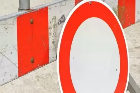 Die Straße in Dannstadt ist unterspült, die Verkehrssicherheit beeinträchtigt, sagt die Polizei. Foto: dpa 