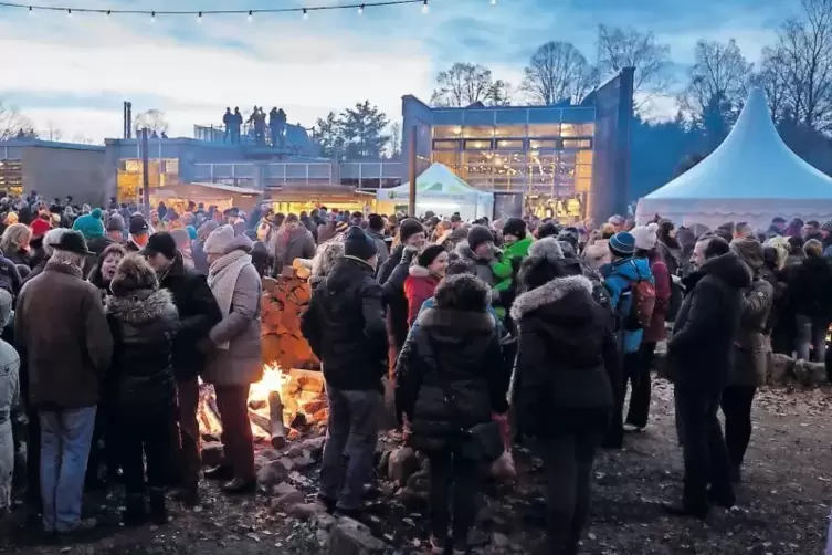 Dichtes Gedränge am Samstag in Johanniskreuz bei der Waldweihnacht: besonders begehrt ist ein warmes Plätzchen an einem der Feue