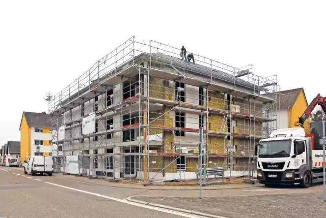 In dem dreigeschossigen Haus befinden sich insgesamt neun weitestgehend barrierefreie Wohnungen mit einer Gesamtwohnfläche von 5 In dem dreigeschossigen Haus befinden sich insgesamt neun weitestgehend barrierefreie Wohnungen mit einer Gesamtwohnfläche von 5