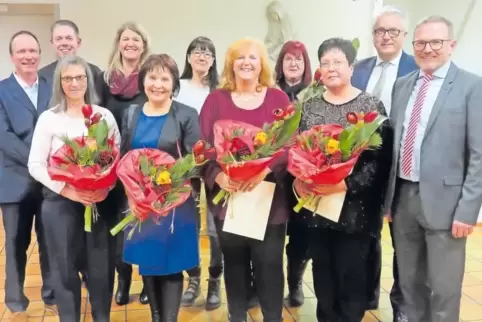 Das Rodalber St.-Elisabeth-Krankenhaus ehrte seine Jubilare: vordere Reihe von links Marita Schäfer, Petra Fatscher, Brigitte Ke