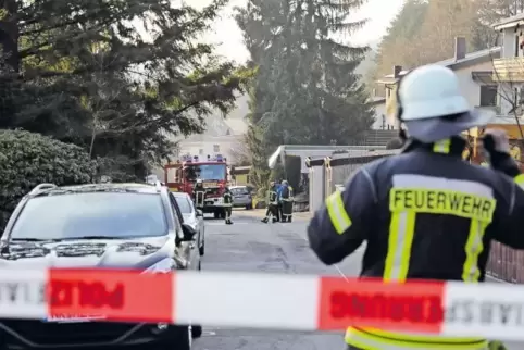 Rettungskräfte aus dem gesamten Landkreis Neunkirchen eilen an den Unglücksort in der schmalen Sackgasse in Spiesen.