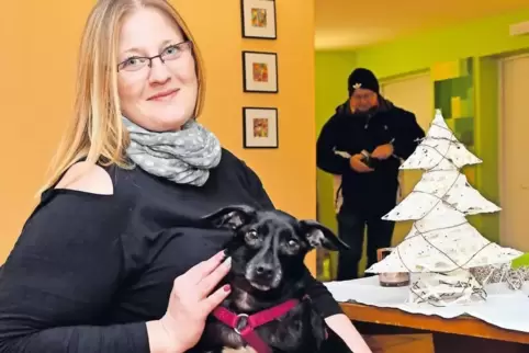 Für Jennifer Schöler, Toilettenfrau beim Deidesheimer Advent (hier mit Hündin Emma vor den Toiletten unter der Stadthalle), sind