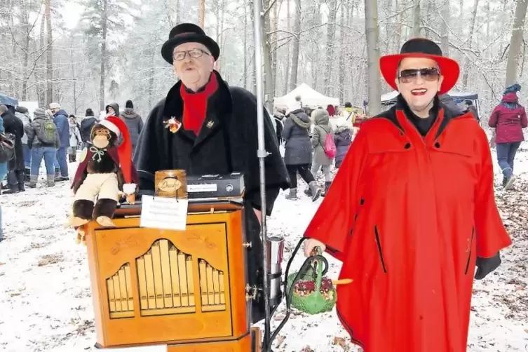 Spielen f&uuml;r Obdachlose Drehorgel: Ingrid und Heinrich Cuntz.