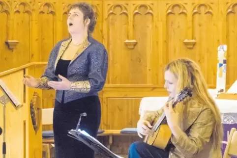 Sopranistin Bodil Viktoria Arnesen, begleitet von Heike Maththiesen an der Gitarre.