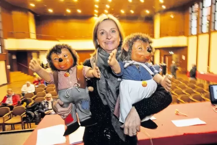 Wertvolles Spielzeug, wie diese Mecki-Figuren, hat Carina Roos-Person in den Kultursaal mitgebracht.