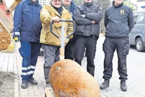 Präsentieren die entschärfte Bombe (v.l.): Peter Kappler, Horst Lenz, Jürgen Wagner, Alexander Schäfer und René Karg vom Kampfmi