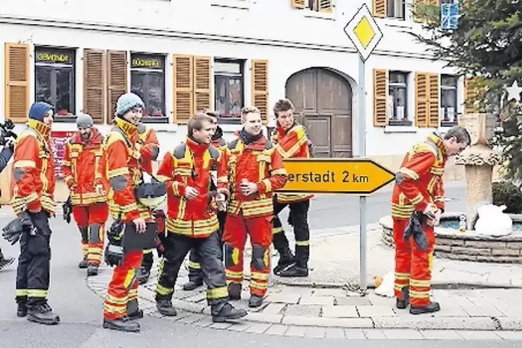 80 Wehrleute durchk&auml;mmen ab 10 Uhr den Ort.