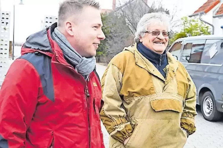 Sven Stiegler (links) scherzt mit Entsch&auml;rfer Horst Lenz.