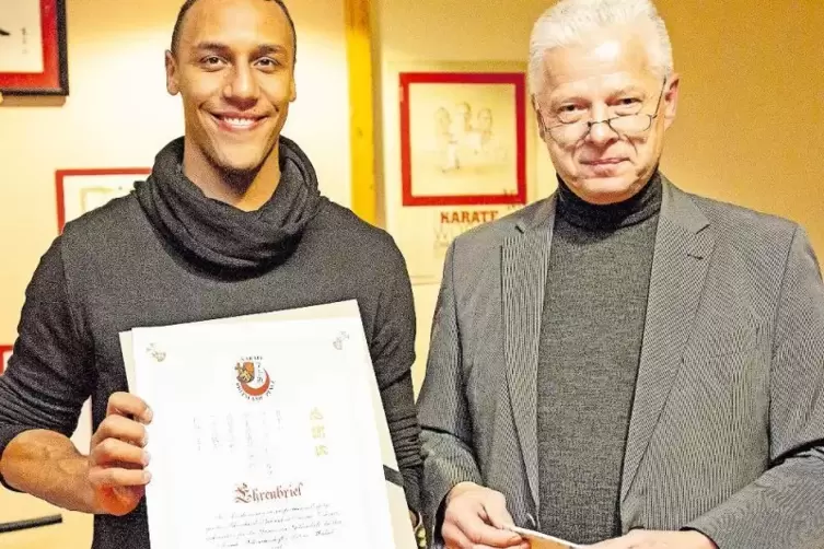 Karate-Weltmeister Jonathan Horne erhielt von Gunar Weichert, Präsident des Karateverbands Rheinland-Pfalz, den Ehrenbrief in Go