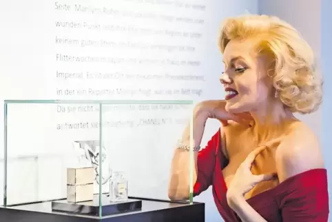 Was trug Marilyn Monroe, wenn sie zu Bette ging? Chanel Nr. 5. Marilyn-Double Suzie Kennedy bestaunt in der Ausstellung den Flak