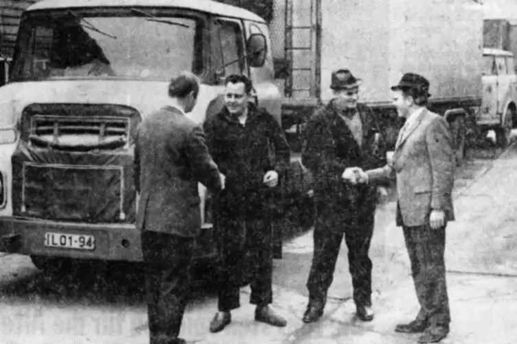 Der damalige Geschäftsführer der Sektkellerei Kurant, Josef Funk (rechts) und Produktionsleiter Manfred Mechtel bei der Verabsch