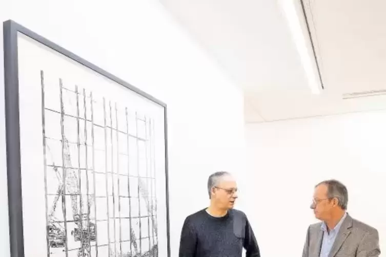 Künstler Philipp Hennevogl (links) im Gespräch mit mpk-Kurator Heinz Höfchen vor einem der großformatigen Werke.