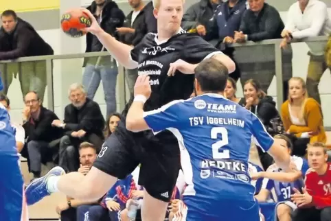 Versucht’s: Maximilian Bouche (am Ball) vom TuS Heiligenstein gegen den Iggelheimer Matthias Schäfer.